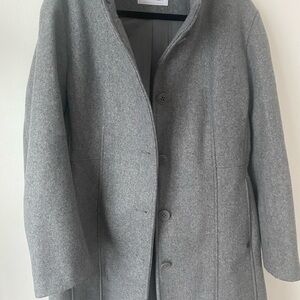 Complete your cold-weather look with this classic coat. This coat is a must!